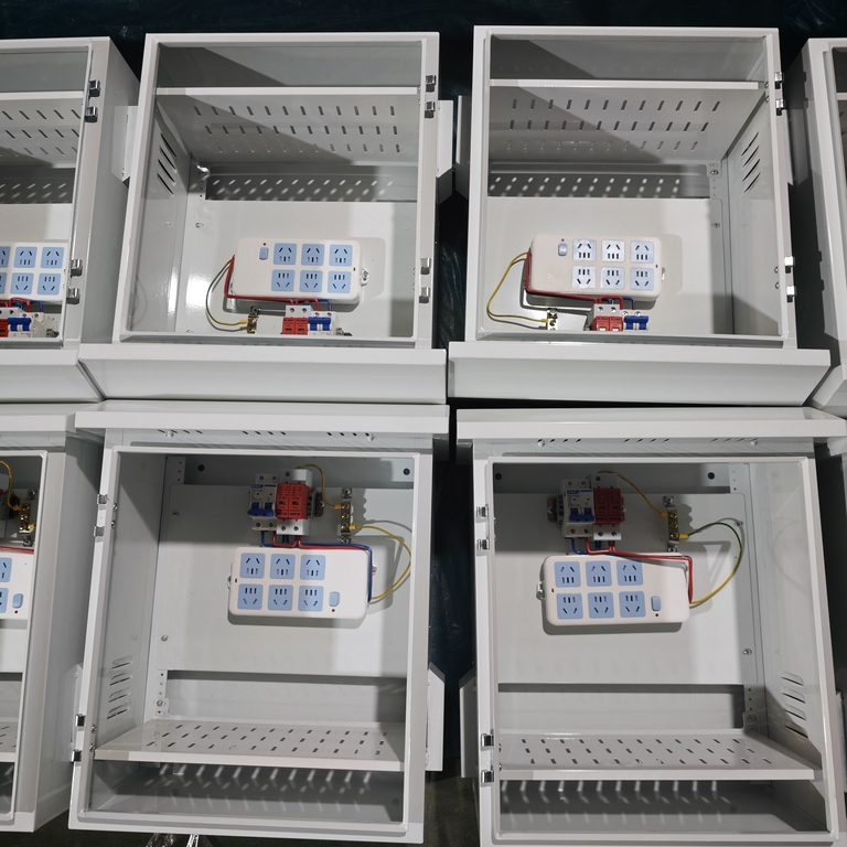 عکس های واقعی تولید انبوه از جعبه توزیع ضد باران Ouyue Electric در فضای باز: نمایشگر تمام فرآیند از پوسته فلزی تا مونتاژ کامل دستگاه