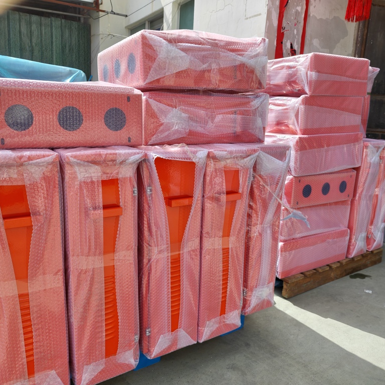 جعبه های توزیع نارنجی روشن Ouyue Electric به طور همزمان در ایالات متحده موجود است: یک مدل هشدار کوچک و یک مدل قابل حمل متوسط ​​در یک دسته بسته بندی می شوند. برچسب های ایمنی و طراحی قابل حمل با شرایط کار در آمریکای شمالی سازگار است